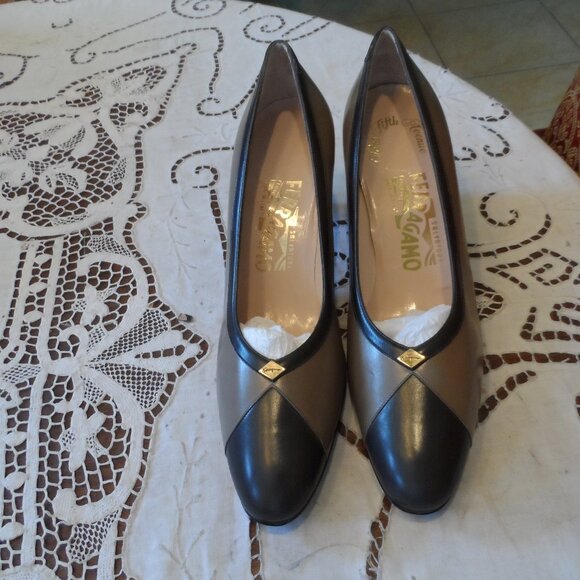 New Salvatore Ferragamo For Saks Fifth Avenue Gray Calf Leather Pumps Size 9AA - Picture 1 of 16